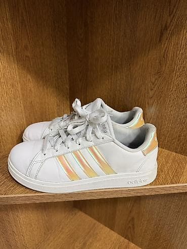 boks krasovkası: Adidas ağ rəngli idman ayaqqabısı - Model: Adidas Court/Grand Court — 1