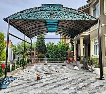 Metal konstruksiya ilə qapalı dayanacaq və həyət üçün naves/başlıq