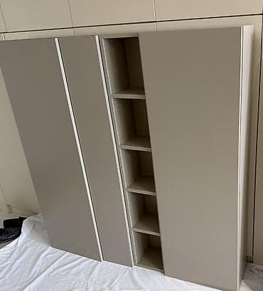 polkali skaf: Minimalist dizayna malik, açıq bej rəngli divar dolabı/qarderob — 1