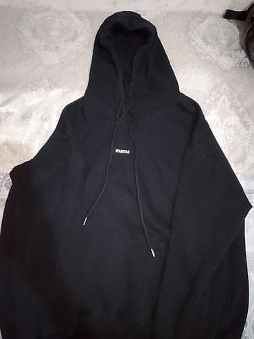 iqos ucuz: Qara rəngli kapüşonlu sviter (hoodie). Ön hissəsində kiçik ölçülü — 1