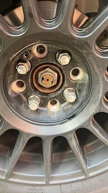 opel astra 1995: Bu, boz rəngli, 15x7 ölçülü yüngül lehimli avtomobil diskidir. Diskin — 1