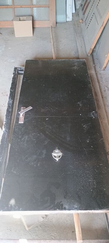 qapllar otaq: Metal çərçivəli qapı, möhkəm və davamlı materialdan hazırlanmışdır. Bu — 2