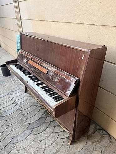 Klavişli alətlər: “Фантазия” (fantaziya) sovet pianino satılır. Bütün klavişlər işləyir — 2