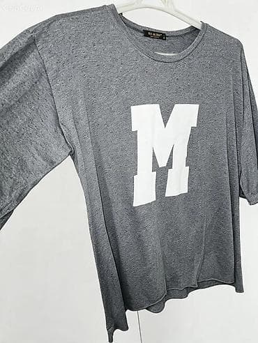 qis geyimleri: Boz rəngli uniseks T‑shirt Razmer : xl - Ön tərəfdə iri ağ “M” çapı - — 2