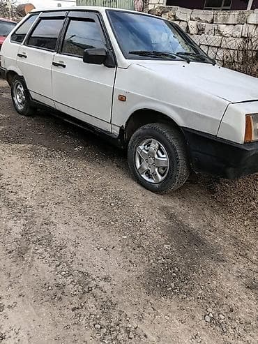 LADA 2109 (hatchback), ağ rəng. Xüsusiyyətlər: - Kuzov: 5 qapılı