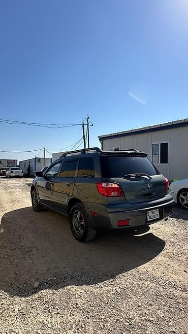 afdobus satiram dizel: Mitsubishi Outlander – tünd boz rəngdə, 5 qapılı kompakt — 4