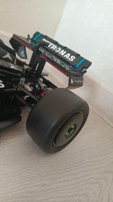 oyuncaq robot: F1 mercedes petronas 
65х27х15 sm — 2