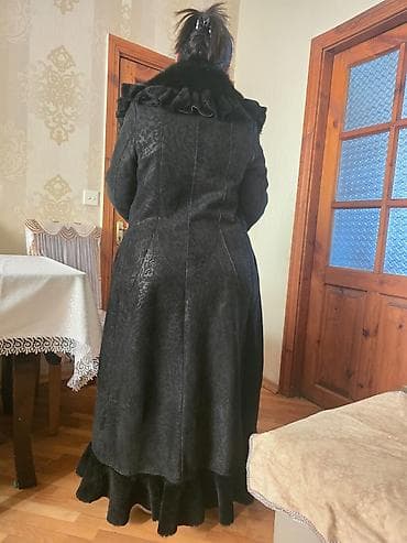 Paltolar: Qadınlar üçün uzun qara kürk-palto - Model: Uzun, A-kəsimli siluet — 4