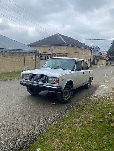 khazar avto: VAZ 2107 sedan – klassik dizaynlı, ağ rəngdə. - Kuzov: 4 qapılı — 7