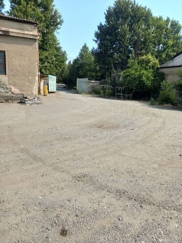 Geniş sənaye sahəsi təklif olunur. Bu ərazi hündür tavanlara, geniş