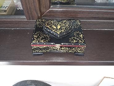məxmər məhrəbalar: Qara laklı bəzəkli taxta qutu – zərgərlik və xatirə əşyaları üçün - — 3