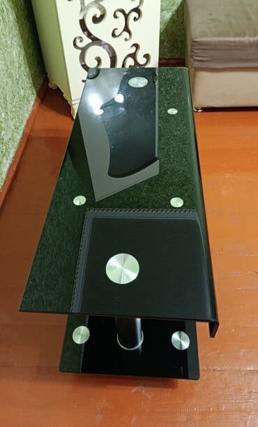 журнальный столик на колесиках: Qara şüşə sehpə/televizor altlığı - Material: qalın temperli qara — 3