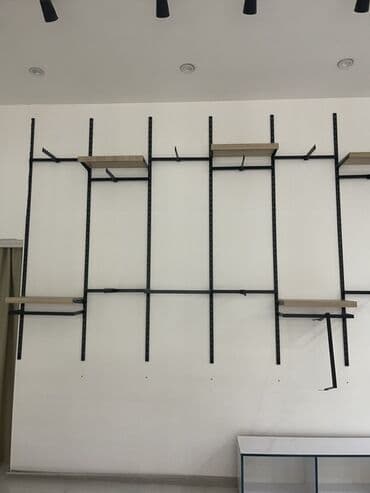 geyim vitrinləri: Qara metal konstruksiyalı paltar asılqan sistemi. Bu sistem, müxtəlif — 1