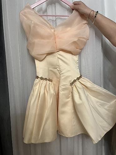 qış donları: Son zəngə tikilib.Bir dəfə geyinilib.XS-S razmer.Şampan rəngində, qısa — 2