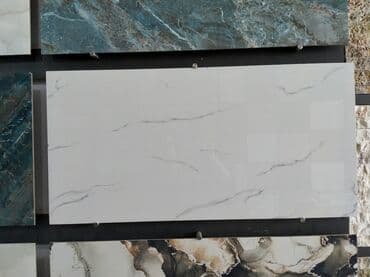 hamam üçün kafel: Ağ rəngli, damarlı dizaynı olan keramika plitələr. Bu plitələr müasir — 1