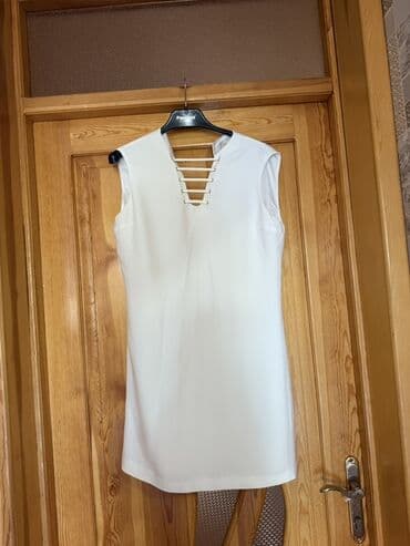 изготовление значков на заказ: Ağ rəngli, qolsuz mini don. Ön hissədə V-kəsim dekolte və metal — 2