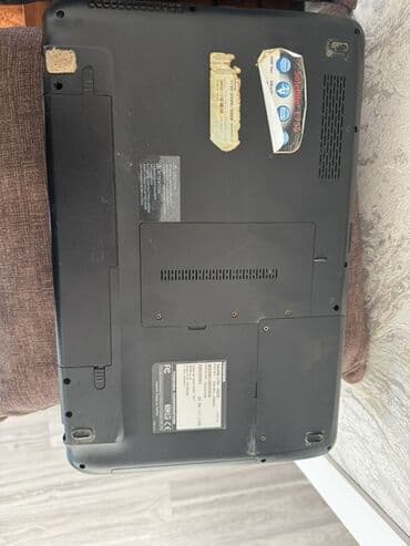 notebook çanta: Toshiba markalı boz rəngli noutbuk. Cihazın üst qapağında Toshiba — 5