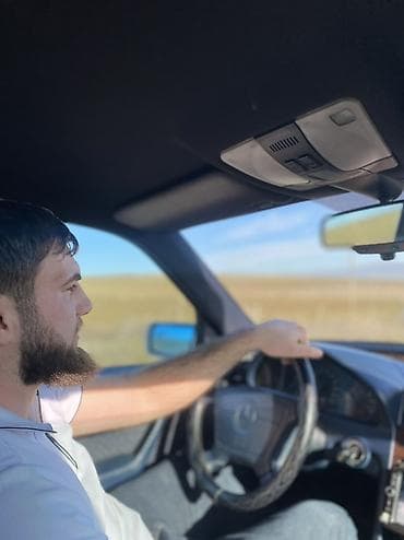 Renault Logan (ağ sedan) - Kuzov: 4 qapılı sedan, ağ rəng, qara