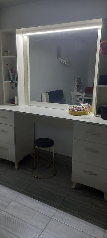 tibbi arakesme: Yeni, Makiyaj üçün masa, Güzgülü — 3