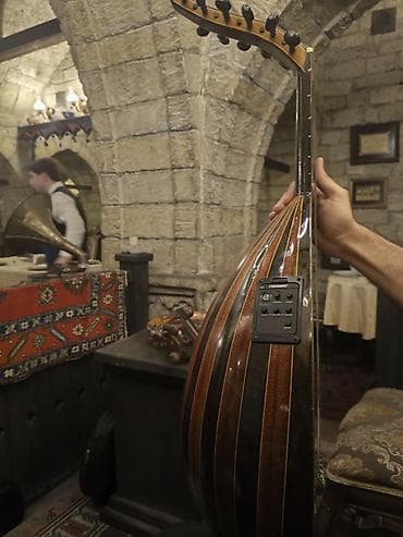gitara sim: Ud – Şərq simli musiqi aləti Xüsusiyyətlər: - Korpus: çoxzolaqlı — 5
