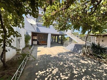 sahil qəsəbəsində evlər: Bağ evi – geniş həyət və teraslı - İki mərtəbəli ev, açıq eyvan və — 2