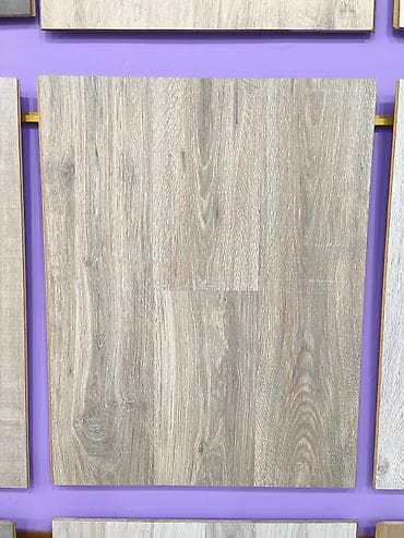 isdilik veren: Laminate döşəmə paneli – açıq boz/kül rəngli, təbii palıd teksturasına — 1