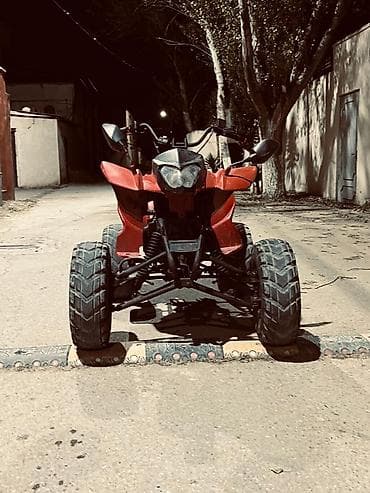 Qırmızı rəngli ATV (kvadrotsikl) - Güclü dörd təkərli ofroud