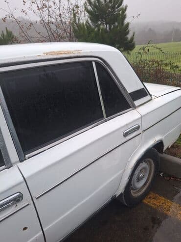avtomobil ustu cadır: VAZ 2106, ağ rəng, 4 qapı, arxa ötürücülü sedan. Əsas xüsusiyyətlər — 2