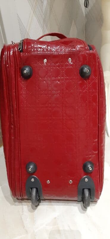 Dəbilqələr: Parlaq qırmızı rəngdə, dəbli görünüşlü çantası. Qısa tutacaqları var — 5