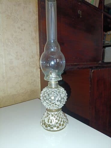 Şəffaf şüşə silindrik borusu olan, hündür boylu kerosin lampası