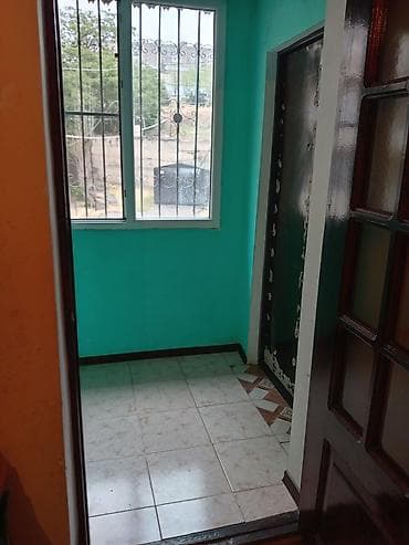 Гаражи: Kirayə verilir: 2 otaqlı mənzil - Geniş zal: divan, stul və masa ilə; — 6