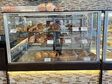 Şirniyyat və çörək vitrinləri – peçenye, kruassan, bulka və şirniyyat — 4