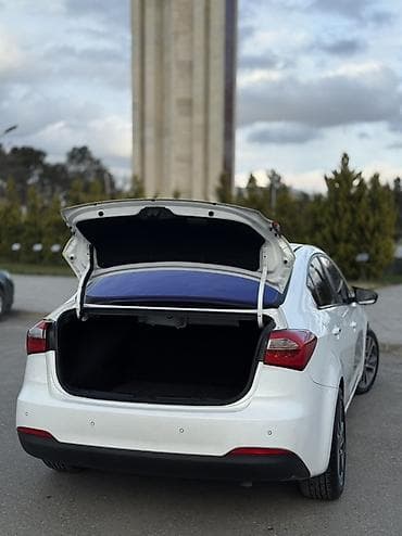 190 maşın: Kia Cerato sedan – ağ rəng, aerodinamik korpuslu, şəhər və magistral — 5