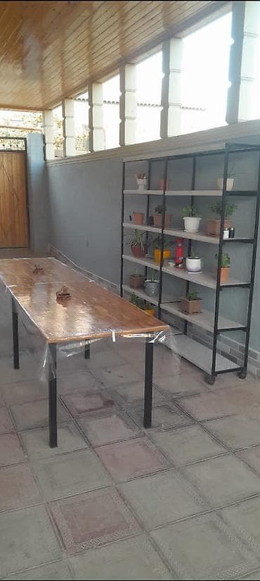 Vitrin və stol her ikisi çox gözəl bahalı materialdan yığılıb vitrin — 1