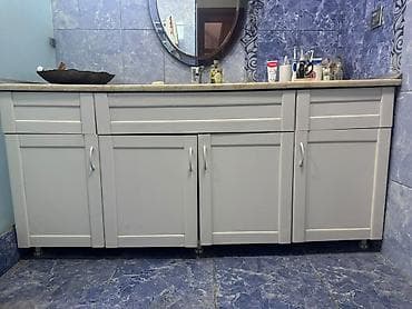 hamam ucun rəf: Banyon üçün geniş tutumlu dolab və mərmərüstü stol - Rəng: açıq krem — 1