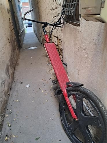 Qırmızı rəngdə, fərdi yığılıb modifikasiya olunmuş velosiped. - Geniş