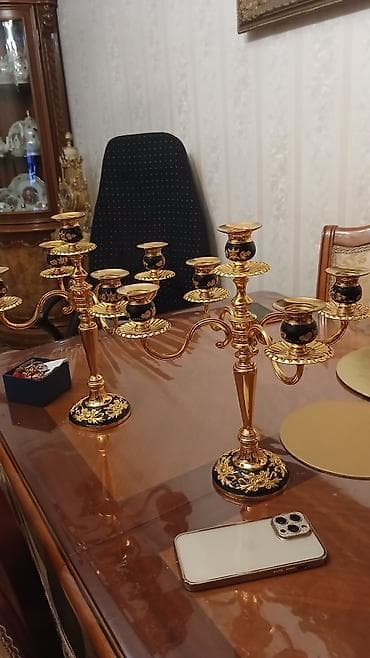 Qızılı və qara rənglərin kombinasiyasında klassik üslublu şamdan