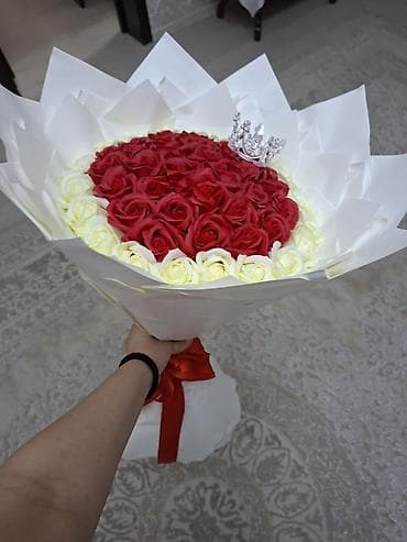 Саженцы деревьев: Qırmızı-ağ güllərdən buket - Tərkib: mərkəzdə sıx düzülmüş qırmızı — 1