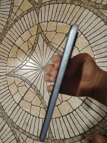 xiaomi note 12 s: Ağ rəngli smartfon Xüsusiyyətlər və dizayn: - Arxa panel: ağ — 3