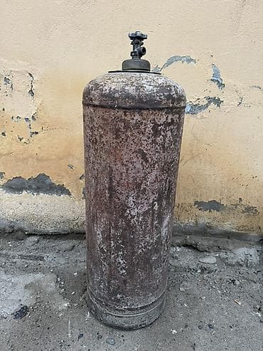 rezin pol: Məhsul: Metal qaz balonu Təsvir: - Klassik silindrik metal gövdə — 2