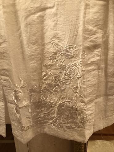 qadin jiletleri: Ağ rəngli, qolsuz, uzun kəsimli qadın bluz/tunika. - Material: yüngül — 1
