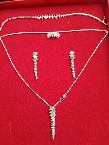 ağlar: Dəstə daxildir: Üzük, Sırğa, Bilərzik, Ağ qızıl, 750 Əyar, 16 g — 1