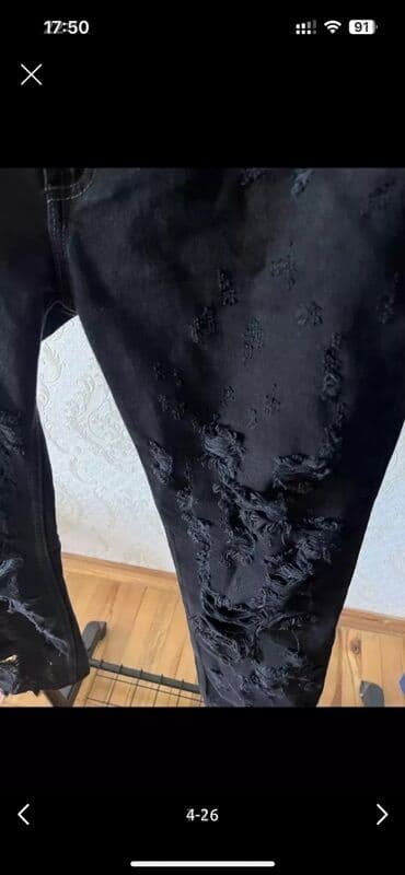 zeynep bastik baku: Zara Qara rəngli, yırtıq detallı cins şalvar. Dizlərdə və digər — 23