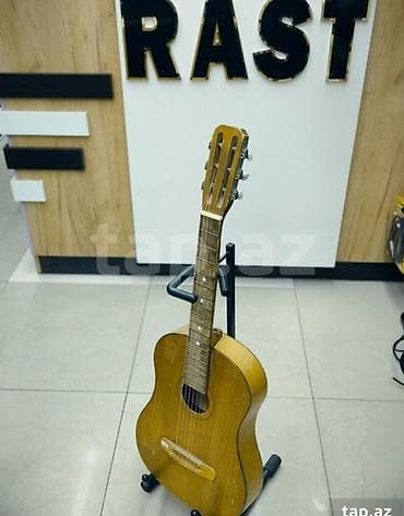 akustik gitara: Gitara Rus Rast musiqi alətləri mağazalar şəbəkəsi 3 ünvanda yerləşir; — 1