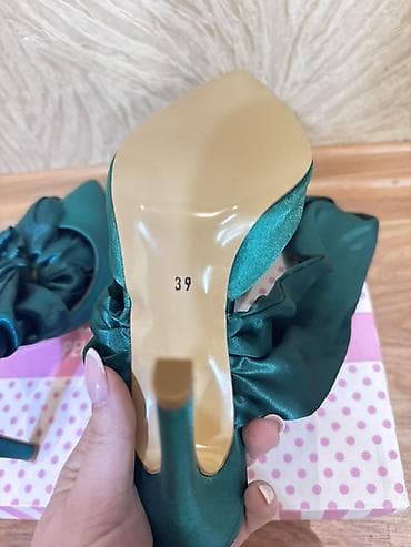 brend ayaqqabi: Pelinin Ayakkabilar yenidir geyinilmeyib
39 razmer 40 manat — 6