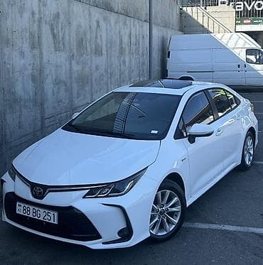 hyundai accent hatchback: Toyota Corolla Hybrid sedan - Rəng: ağ, kuzovda aerodinamik paketli — 1