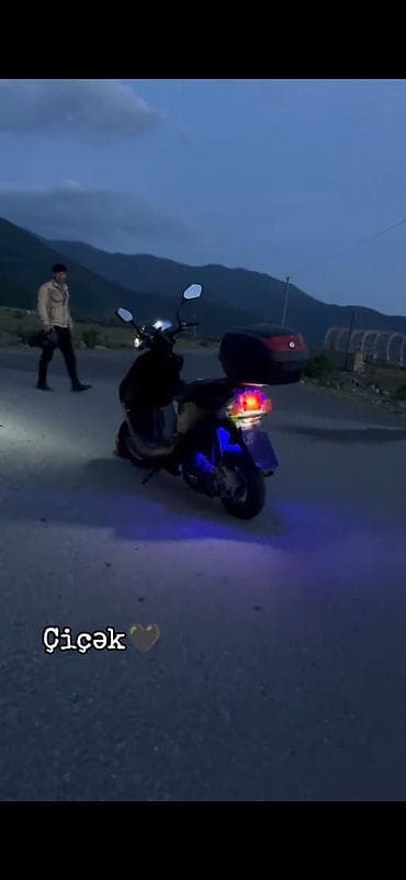 Şəhər içi hərəkət və çatdırılma üçün praktik skuter. Xüsusiyyətlər: -