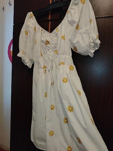 Ağ yay donu üzerində sarı papatyalar var S. L. M razmere uyğundi