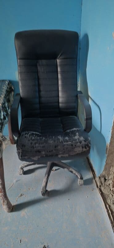 директорское кресло: С колесиками, Рукояти не регулируются, Кожзаменитель — 2