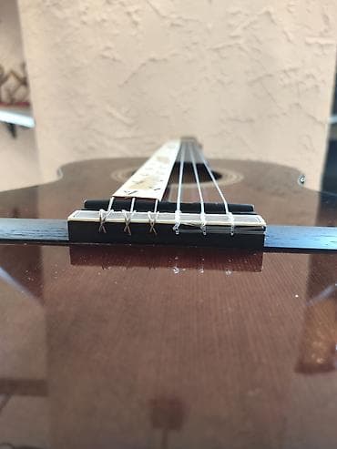 gitara simləri: Klassik gitara model:valencia vc 563bsb simlərin sayı: 6 üst:sitka — 3